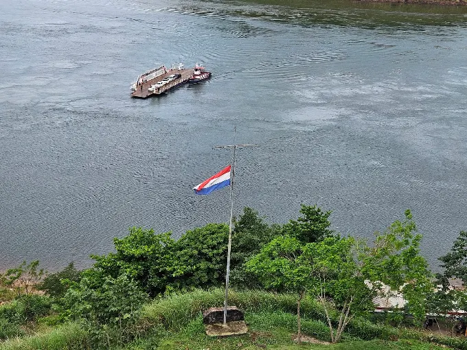 Bandera paraguaya frente al río Paraná