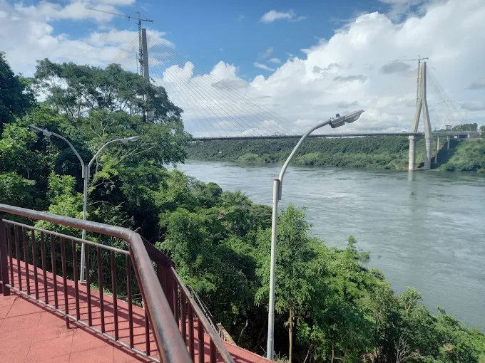 Vista del río Paraná y el puente desde el mirador