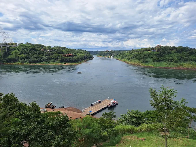 Confluencia de los ríos Paraná e Iguazú vista desde Presidente Franco