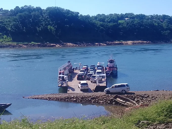 Balsa de vehículos navegando por el río Paraná